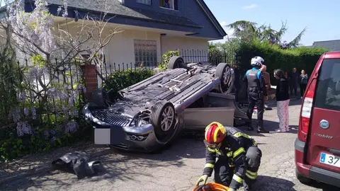 Los bomberos socorren al conductor en un aparatoso accidente en la Urbanizaci&oacute;n Patricia Ponferrada