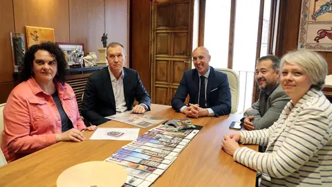 El alcalde de Le&oacute;n, Jos&eacute; Antonio Diez, recibe la visita del asistente del Ayuntamiento de Kiev, Verg&uacute;n Vladislav