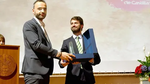 El vicepresidente Juan Garc&iacute;a-Gallardo entrega el Premio Colmena 2022 de la Asociaci&oacute;n de V&iacute;ctimas del Terrorismo de Castilla y Le&oacute;n
