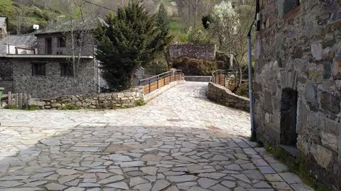 Colinas del Campo de Mart&iacute;n Moro, uno de los pueblos m&aacute;s singulares del Alto Bierzo (Le&oacute;n)