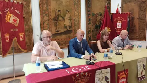 El alcalde de Le&oacute;n, Jos&eacute; Antonio D&iacute;ez; el fil&oacute;sofo y escritor, Rogelio Blanco; y el presidente de Conceyu Pa&iacute;s Llion&eacute;s, Carlos Cerra ,y la vicepresidenta primera de la Casa de Le&oacute;n, Bel&eacute;n Molleda.