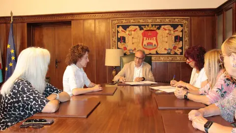 Ayuntamiento y  Alzheimer Bierzo regularizan la situaci&oacute;n jur&iacute;dica
del centro de d&iacute;a  de Flores del Sil