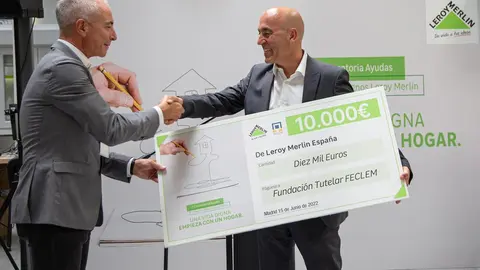 Luis Ignacio Garc&iacute;a Vidal. Director-Gerente de Fundaci&oacute;n FECLEM (recoge el cheque).