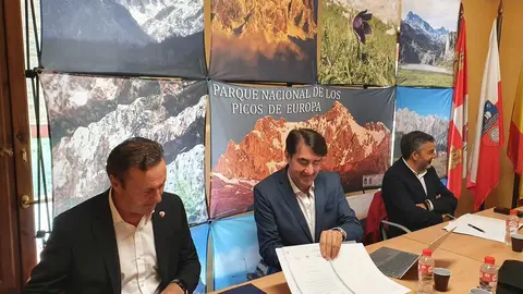Juan Carlos Su&aacute;rez-Qui&ntilde;ones,  junto a los consejeros de Medio Rural y Cohesi&oacute;n Territorial del Principado de Asturias, Alejandro Calvo; y de Desarrollo Rural, Ganader&iacute;a, Pesca, Alimentaci&oacute;n y Medio Ambiente, Guillermo Blanco