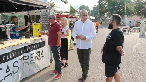 El alcalde de Ponferrada, Olegario Ram&oacute;n, y el concejal de Movilidad, Jos&eacute; Antonio Cart&oacute;n, asistieron a la apertura de la IV Feria de la Cerveza Artesana
