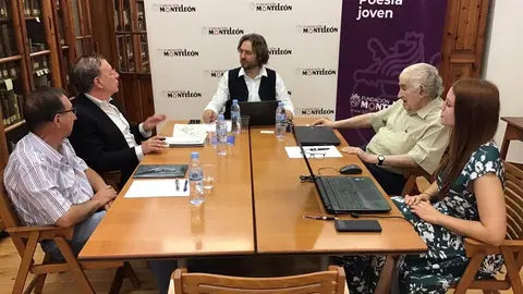 El jurado deliberando el fallo del III Concurso de Poes&iacute;a Joven "Fundaci&oacute;n MonteLe&oacute;n" (foto de archivo)