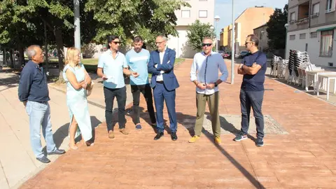 Autoridades durante la reinauguraci&oacute;n de la plaza de Cuatrovientos