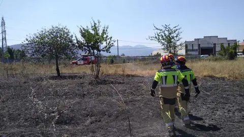 Efectivos del Cuerpo de Bomberos de Ponferrada, en el lugar del incendio.