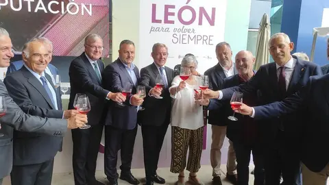 Brindis de las Autoridades presentes en la Feria de Muestras en Gij&oacute;n.