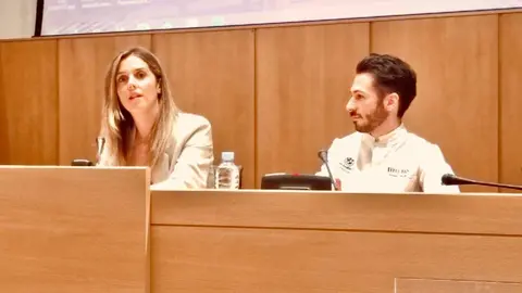 Lorena Valle y Samuel Naviera en la presentaci&oacute;n de los pregoneros de 2022