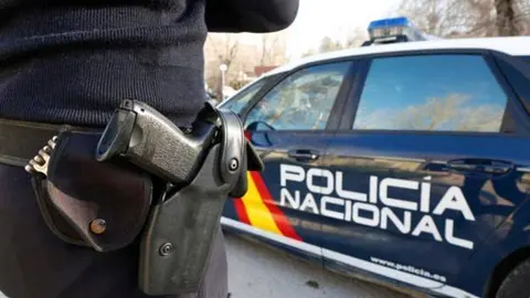 Agente y coche de Polic&iacute;a Nacional