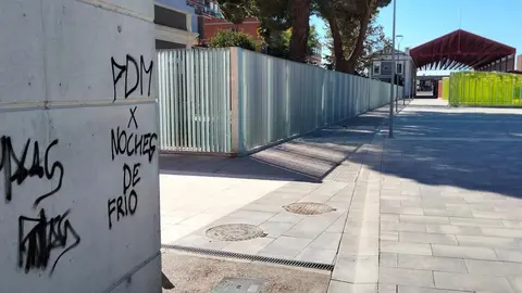 Pintadas en el Paseo del Ferrocarril (foto PP Le&oacute;n).