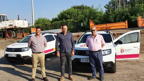 El diputado de Infraestructuras, Luis Alberto Arias, recibe los nuevos veh&iacute;culos