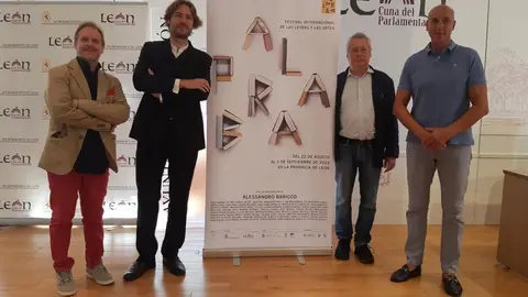 El alcalde de Le&oacute;n recibe a Alessandro Barico, ganador del premio Leteo
