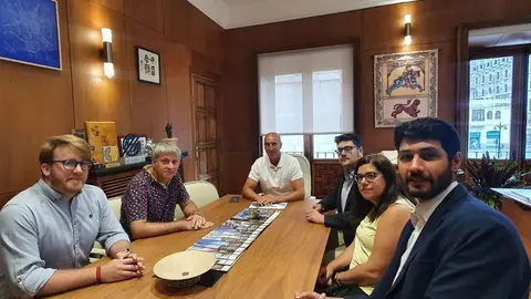 Reuni&oacute;n entre J&oacute;venes Papones de Le&oacute;n y el alcalde,