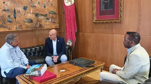 El alcalde de Le&oacute;n, Jos&eacute; Antonio Diez, recibe al embajador de la Rep&uacute;blica Dominicana