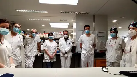 El Dr. garc&iacute;a Ruiz de Morales (3&ordm; por la izquierda) con el equipo de Inmunolog&iacute;a del Hospital de Le&oacute;n