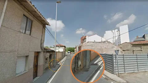 Farola en la acera (foto Ciudadanos)