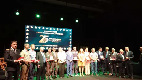 Premiados y autoridades en la gala de entrega de premios de la Fundaci&oacute;n Caja Rural de Zamora