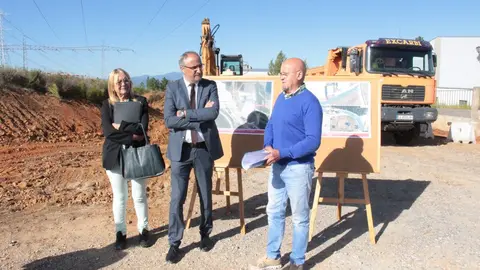 El alcalde de Ponferrada, Olegario Ram&oacute;n y los concejales visitan las obras del pol&iacute;gono industrial de La Llanada