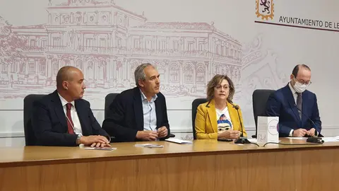 Presentaci&oacute;n de las rutas culturales por el cementerio