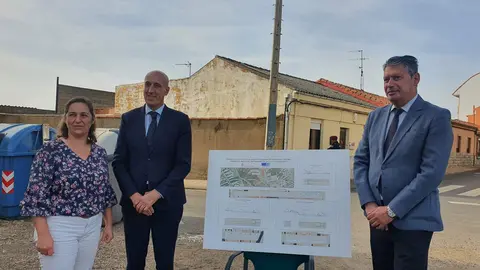 Sandra Magaz, presidenta de la Asociaci&oacute;n de Vecinos del barrio, con Jos&eacute; Antonio Diez y Luis Miguel Garc&iacute;a Copete