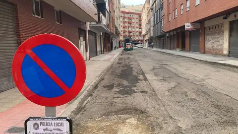Trabajos de asfaltado en una calle de Le&oacute;n