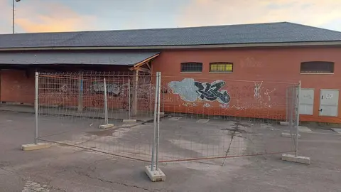 Obras en la zona donde se adecuar&aacute; el aparcamiento para autocaravanas
