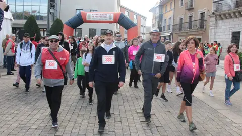 Marcha solidaria en Ponferrada, encabezada por representantes del Ayuntamiento y el obispo de Astorga