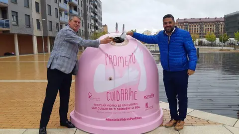 Uno de los contenedores rosas para el reciclaje de vidrio instalado en Le&oacute;n
