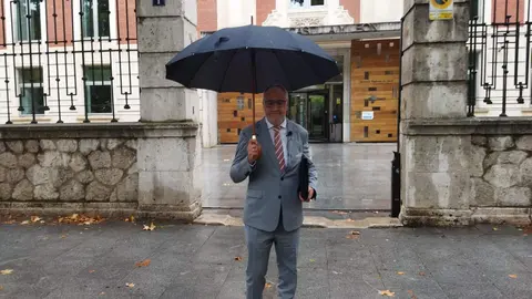 El alcalde de Ponferrada, Olegario Ram&oacute;n, ante  la sede de la Consejer&iacute;a de Sanidad de la Junta de Castilla y Le&oacute;n
