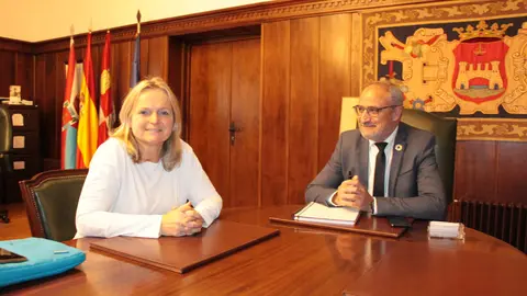 Petra Seegers y Olegario Ram&oacute;n, reunidos en el Ayuntamiento de Ponferrada
