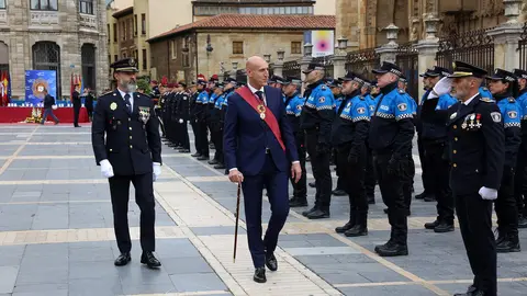El alcalde de Le&oacute;n, Jos&eacute; Antonio Diez, en el acto de homenaje a la Polic&iacute;a Local