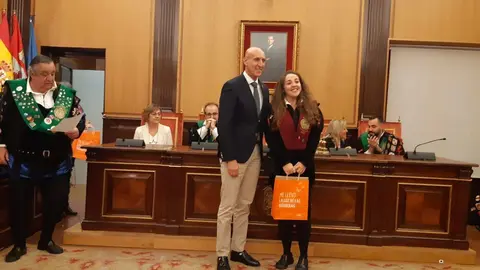 Jos&eacute; Antonio Diez recibe a una representaci&oacute;n de las tunas en el Ayuntamiento