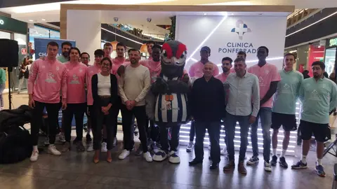Acto de presentaci&oacute;n de Uro, la mascota del SDP Cl&iacute;nica Ponferrada