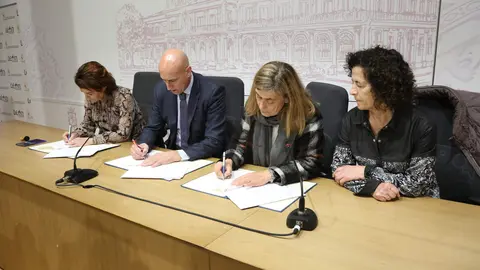 Firma del convenio entre el Ayuntamiento de Le&oacute;n y el Banco de Alimentos