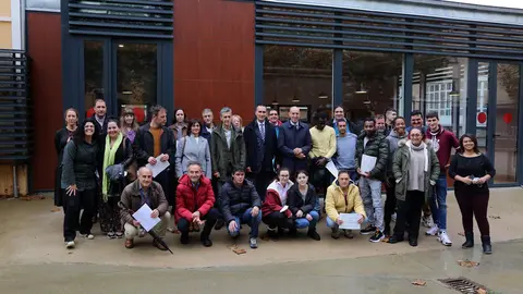 Foto de familia de los alumnos que han completado los programas de formaci&oacute;n de Fuldefe