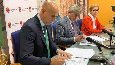 Firma del convenio de colaboraci&oacute;n entre el Ayuntamiento y la ULE