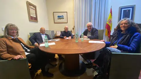 Reuni&oacute;n entre los ediles de la Pola de Gord&oacute;n y el director general del Ministerio de Industria