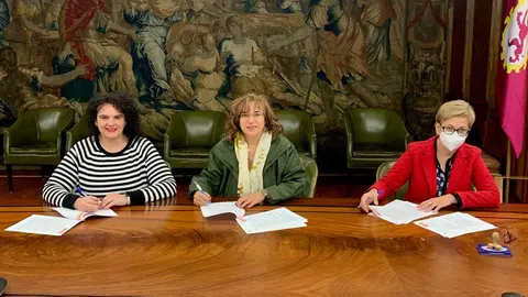 Firma del convenio entre el Secretariado Gitano y el Ayuntamiento de Le&oacute;n