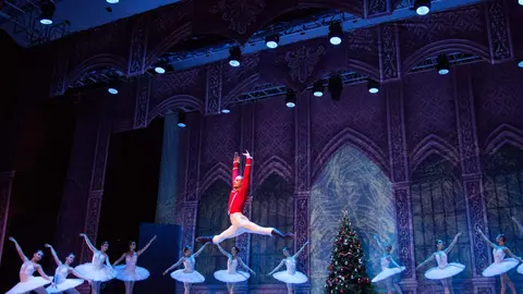 El Ballet de Kiev representa 'El lago de los cisnes'