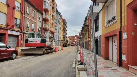 Obras de asfaltado en una calle de Le&oacute;n (foto de archivo)