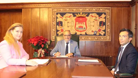 Firma del convenio de colaboraci&oacute;n para la oficina del Catastro en Ponferrada