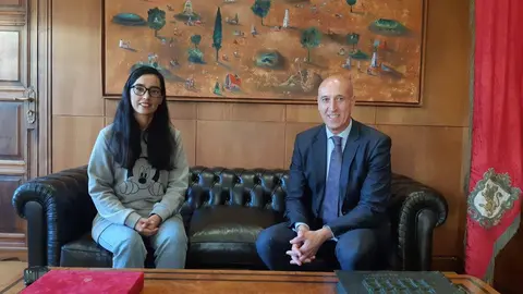 El alcalde de Le&oacute;n, Jos&eacute; Antonio Diez, recibe a la deportista y activista afgana Nilofar Bayat