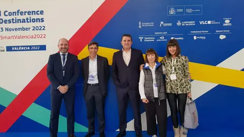 Mabel Fern&aacute;ndez y la t&eacute;cnico de Turismo del Ayuntamiento de Ponferrada, Laura Rubio, junto a los intervinientes y el moderador de la mesa redonda