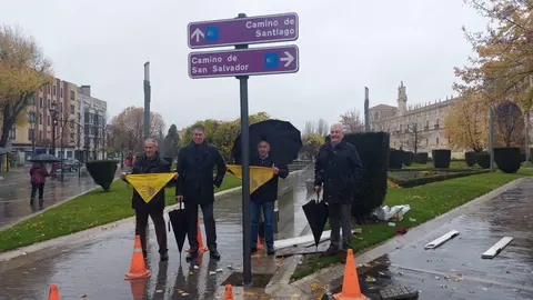 Se&ntilde;alizaciones del Camino de Santiago y del de San Salvador en la plaza de San Marcos