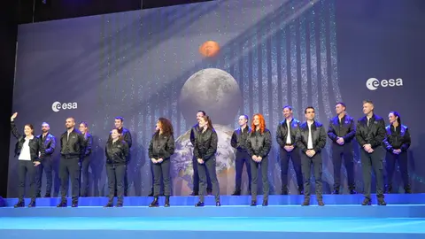 Astronautas seleccionados por La Agencia Espacial Europea. En la primera fila Sara Garc&iacute;a (&middot; por la derecha) y Pablo &Aacute;lvarez (2&ordm; por la izquierda)