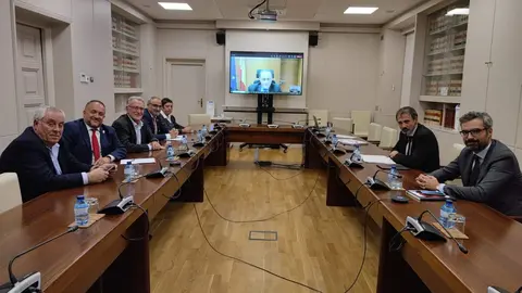 Asistentes a la reuni&oacute;n mantenida en la sede del Ministerio de Transportes, Movilidad y Agenda Urbana