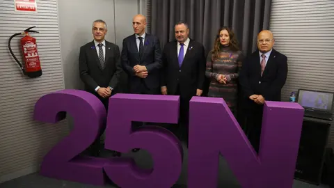 Acto institucional conjunto de la Diputaci&oacute;n, el Ayuntamiento de Le&oacute;n y la Subdelegaci&oacute;n del Gobierno por el 25N
