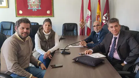 La alcaldesa de Sahag&uacute;n Paula Conde, durante la reuni&oacute;n mantenida con representantes de Renfe